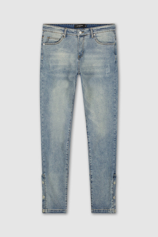 Slim fit straight leg streetwear jeans light blue wash button closure